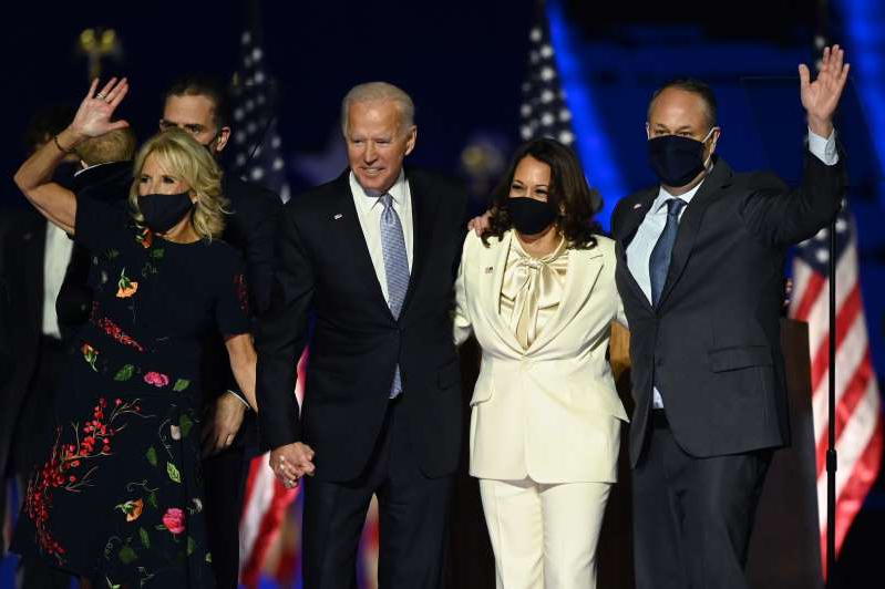 joe-biden-et-al-posing-for-the-camera-president-elect-joe-biden-and-vice-president-elect-kamala-harr_929455_.jpg