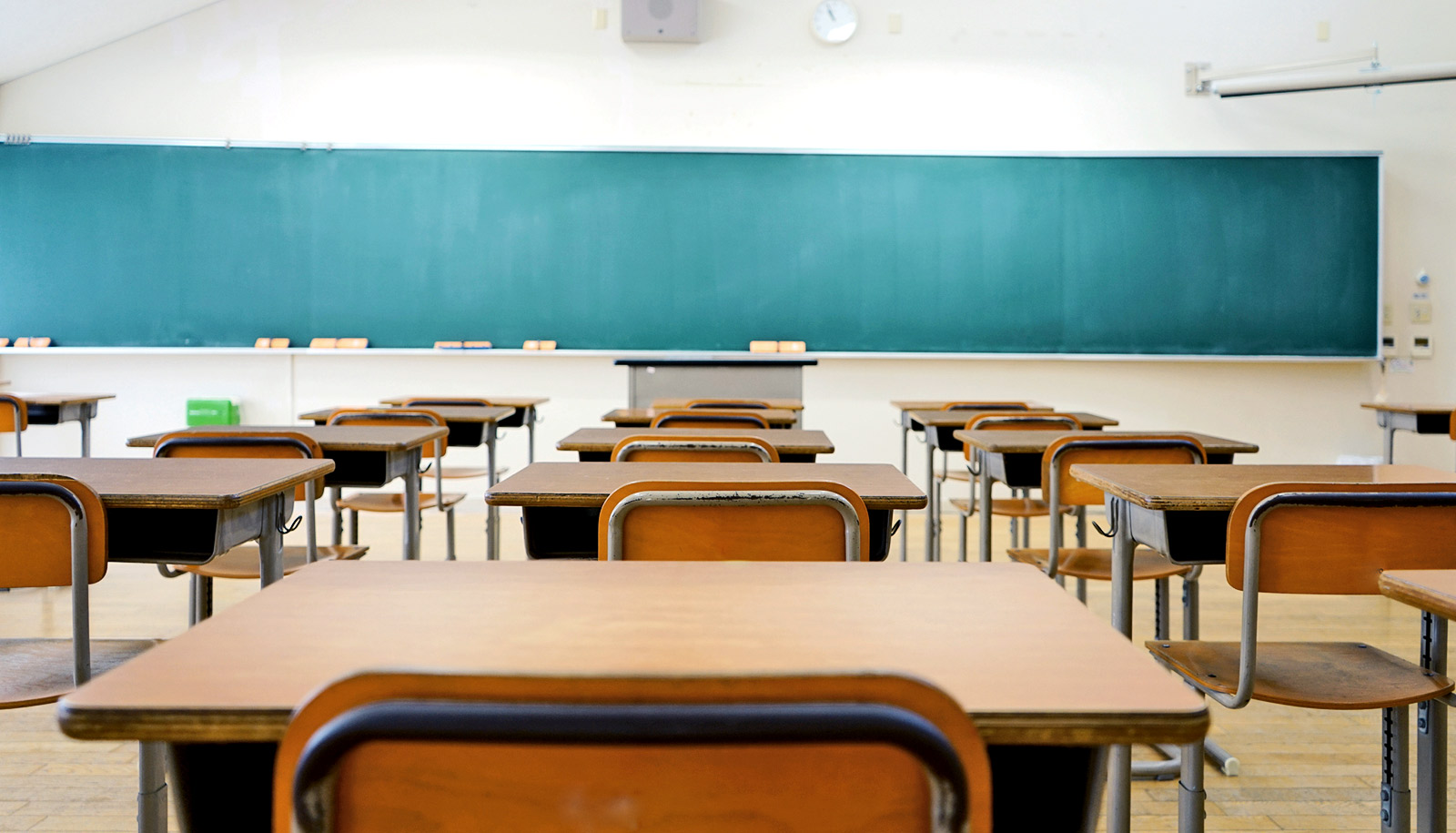 classroom-desks-blackboard_1600.jpg