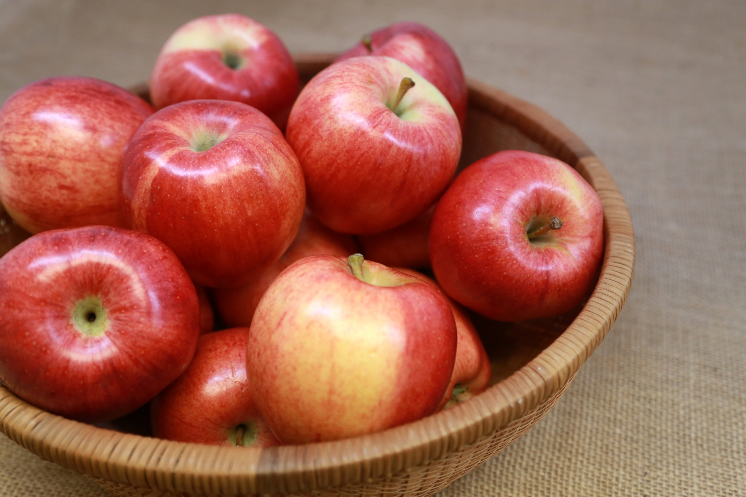 original-5-22-gala-apples-in-basket.jpg